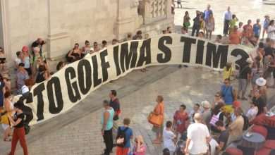 Golf Protest 1