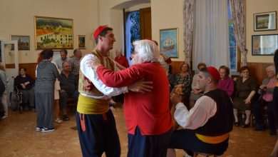 Ensemble Lindo danced with residents of a nursing home 1 lindjo-domus-christi