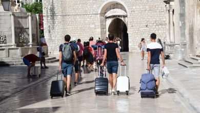 Mayor Franković: 'No Punishments for Guests Dragging Suitcases Across Stradun! Our Focus is on Education' 6 Suitcase Stradun2