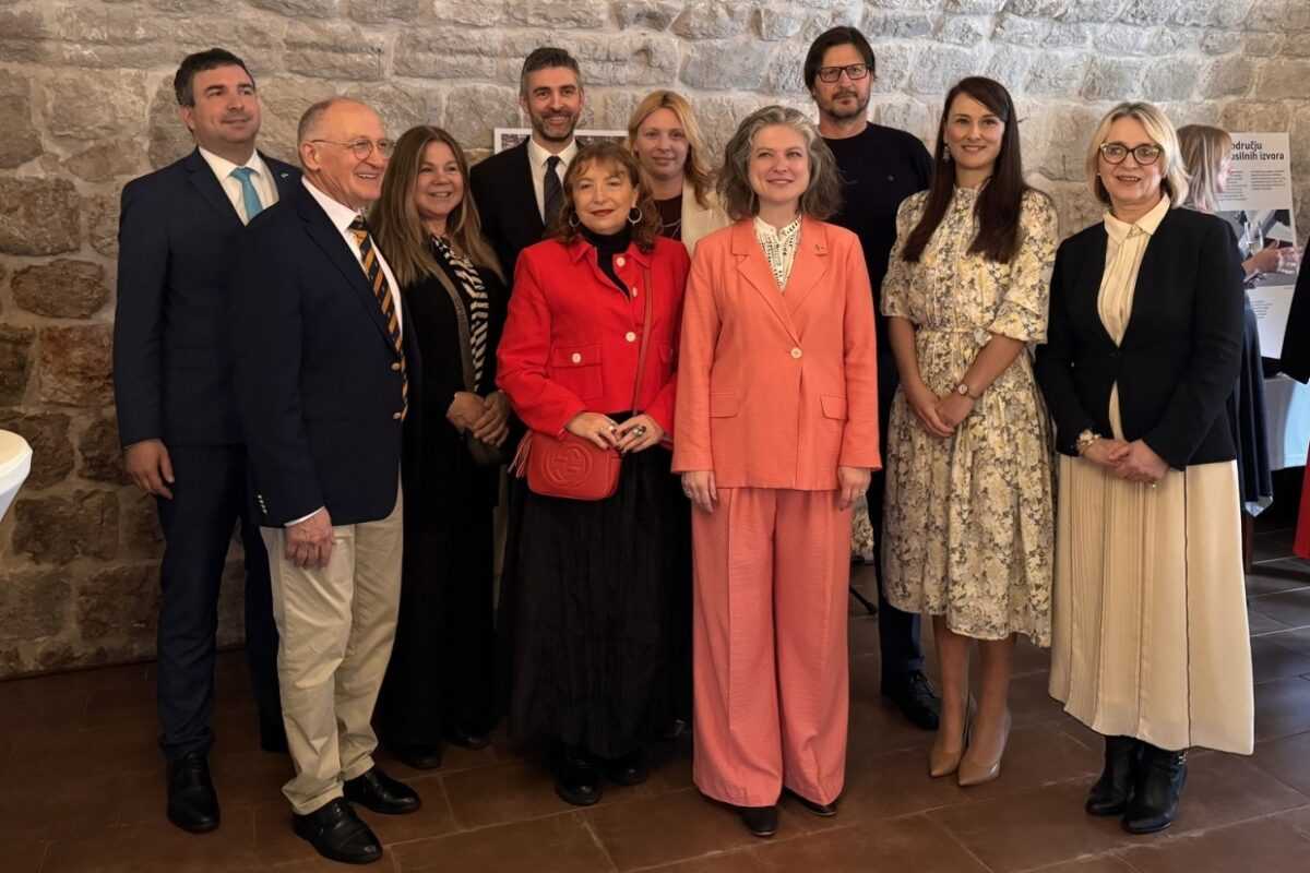 honorary consuls
